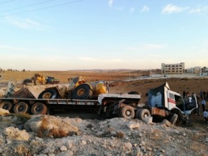 بالصور .. العناية الإلهية تحول دون حدوث مجزرة مرورية إثر تدهور "تريلا" محملة بالية ثقيلة