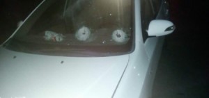 بالصور .. مجهولون يفتحون النار على إحدى المركبات على طريق وادي الغفر غرب اربد