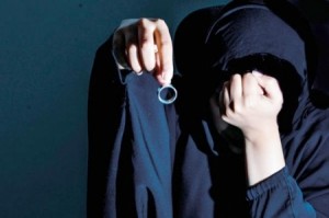 حدث في الاردن .. طلقها بعد ان دخل الى المنزل وشاهد اثار احمر شفاه على شاشة التلفاز !!!