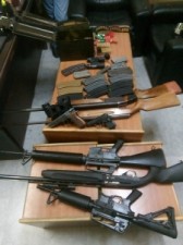 بالصور .. القبض على شخص بحوزته اسلحة نارية وكمية كبيرة من الذخيره في عمان