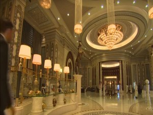 بالفيديو: صحفية بريطانية تدخل "السجن الذهبي" الفاخر لأثرياء السعودية وتنقل حالة الامراء المعتقلين