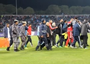 بالفيديو...تصرف قام به لاعبو و جمهور الفيصلي أثار إعجاب المحللين الرياضيين الدوليين بمباراته مع المنشية