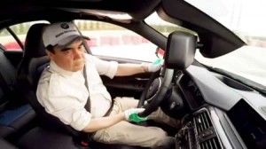 بالفيديو...رئيس دولة مسلمة يمارس التفحيط بسيارة BMW