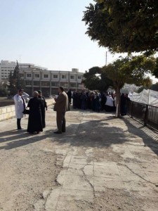 أطباء يعتصمون امام النواب