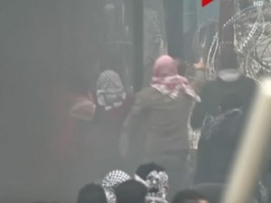 بالفيديو.. لحظة اقتحام المتظاهرين اللبنانيبن مبنى السفارة الأمريكية في بيروت