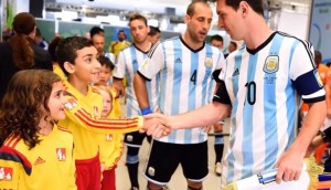 بالفيديو .. لماذا يدخل الأطفال الملعب بصحبة لاعبي كرة القدم ؟