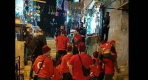 بالفيديو .. الاحتلال يعتقل ٤ أتراك ويعتدي عليهم بالقدس