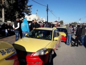 إربد .. أصحاب التكاسي يعتصمون للمطالبة بوقف ترخيص كريم وأوبر