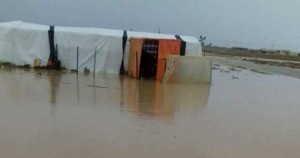 مياه الامطار تداهم خيم اللاجئين في البادية الشمالية