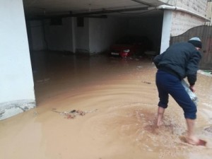 بالفيديو والصور...مياه الأمطار تداهم منازل ببعض المناطق بالعاصمة عمان