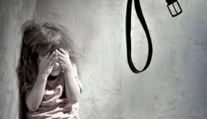 توقيف والدة الطفلة المتوفاة بسبب العنف الاسري