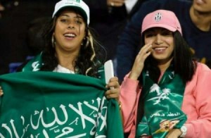 ماذا قال "فيفا" عن دخول السعوديات لملاعب الكرة للمرة الأولى؟