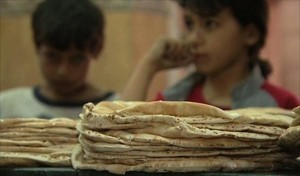 الجزيرة: رفع الخبز وغياب المنح يمهدان لموجات غلاء بالأردن