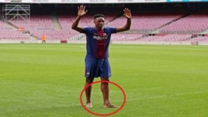 ما سبب دخول مدافع برشلونة الجديد ملعب  كامب نو  حافيا ؟