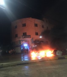 بالصور .. محتجون يغلقون دوار الطيبة بالإطارات المشتعلة احتجاجا على رفع الأسعار في اربد