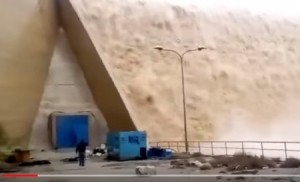 بالفيديو ... شاهدوا فيضان سد الواله بعد المنخفض الاخير