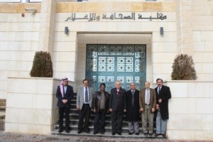 رئيس مجلس أمناء جامعة الزرقاء يزور كلية الصحافة والإعلام