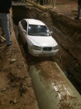 بالصور .... مركبة تسقط في مشروع صرف صحي بالعقبة