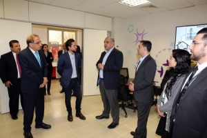 ولي العهد يزور مختبر "زين" للاتصالات في جامعة الحسين التقنية