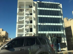 عدول اب وولديه عن الانتحار