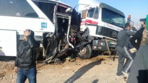 بالصور... 14 اصابة اثر حادث تصادم بين حافلة وصهريج في الأزرق