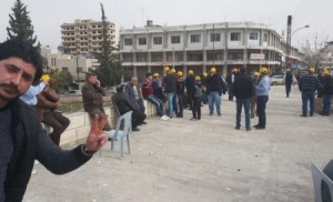 المزارعون : الاعتصام قائم مالم تصدر قرارات حكومية بالتراجع عن ضريبة المبيعات الاضافية