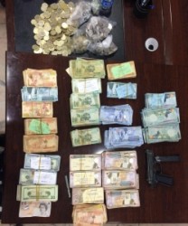 بالصورة ...ضبط 45 ألف دينار و25 ألف دولار بحوزة "لص بنك العربي فرع المدينة الرياضية"
