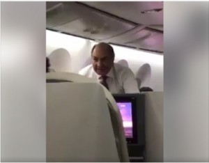 بالفيديو...رئيس الوزراء د. هاني الملقي إثناء عودته من امريكا