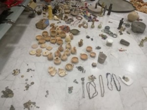 ضبط مجموعة كبيرة من القطع الاثرية ضمن قضيتين مختلفتين في الرصيفة وإربد .. صور