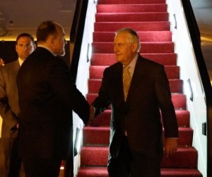 تيلرسون يصل عمان .. والسفارة الامريكية: ترقبوا اعلانا مهما