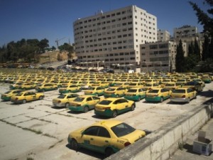 اصحاب التكاسي يقاضون تطبيقات النقل الذكية