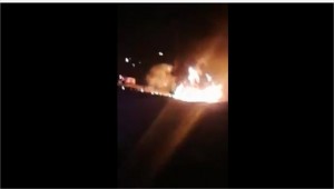 بالفيديو .. اشتعال صهريج محمل بمادة وقود اثر تدهوره عند اشارات "خو " بالزرقاء