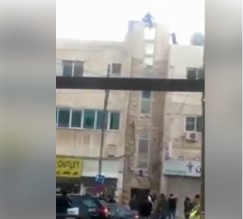 بالفيديو ....الأجهزة الأمنية تثني شابا عن الانتحار في منطقة العبدلي