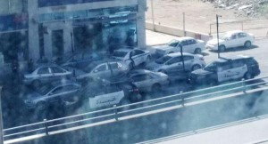 اسباب التواجد الامني امام بنك في شارع مكة