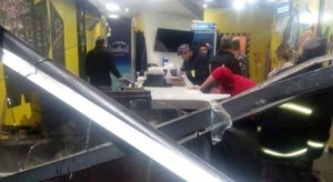 بالصور.. سيارة تقتحم مطعما وتدهس شخصين في عمّان