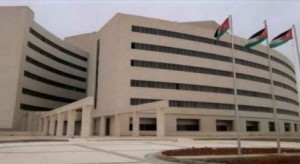 الأمن يقبض على (3) اشخاص اعتدوا على طبيب وحطموا أجهزة في مستشفى الزرقاء