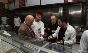 رئيس جامعة الزرقاء ونائب رئيس مجلس الإدارة يتفقدان مطعم الجامعة