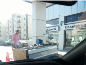 بالصورة...سائق مركبة يحطم مضخة وقود بعد جر "خرطوم البنزين" بسيارته في عمان