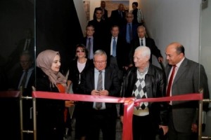 المولا يفتتح معرض "حكايتنا من جامعة البنات إلى جامعة البترا"