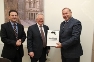 " عمان العربية" بصدد بناء شراكات تعاون بحثية وأكاديمية مع جامعة "كوين" البريطانية