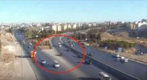 بالفيديو .. عدم الامتثال لقوانين السير يتسبب بحادث تصادم في عمان