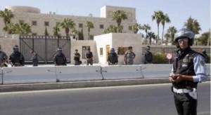 الحكومة توضح سبب اغلاق شارع أمام السفارة الأمريكية