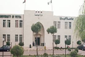 رئيس جامعة البترا يكرم مشاركين في ورشة عمل "مخرجات البرامج الأكاديمية"