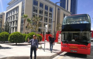 حداد وباص جت السياحي المكشوف .. الذي امسى بصمة وعلامة فارقة في العاصمة - صور