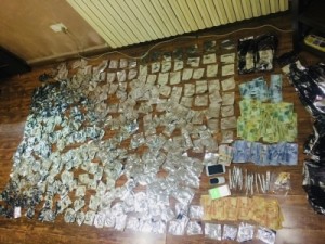 بالصور...مداهمات أمنية تسفر عن القبض على 10 اشخاص من مروجي المخدرات