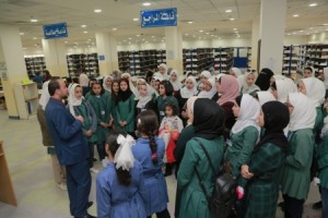وفد من مدرسة إناث الزرقاء الإعدادية الأولى يزور جامعة الزرقاء