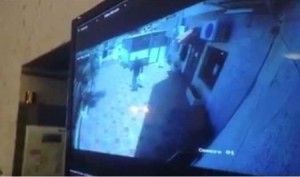 بالفيديو.. لحظة دخول المختل عقليا لأحد مساجد عمّان محاولا إحراقه