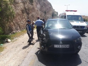 بالفيديو و الصور...إصابة شخص و تصادم 3 مركبات اثر انهيار صخري على طريق اربد - عمان