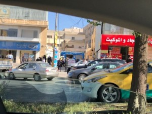 تفاصيل جديد ..منفذ السطو خمسيني ذو لياقة بدنية عالية ..استخدم لعبة بلاستيكية وقنبلة وهمية ..وفر بسيارة اكسنت