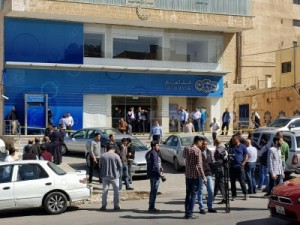 منفذ السطو على البنك العربي : عمره 59 عاماً ..سدد ديونه... ثم سلم نفسه للمركز الامني